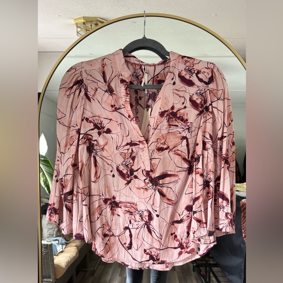 0089. $110 NWT Anthropologie Printed Bell Sleeve Blouse - Picture 3 of 10